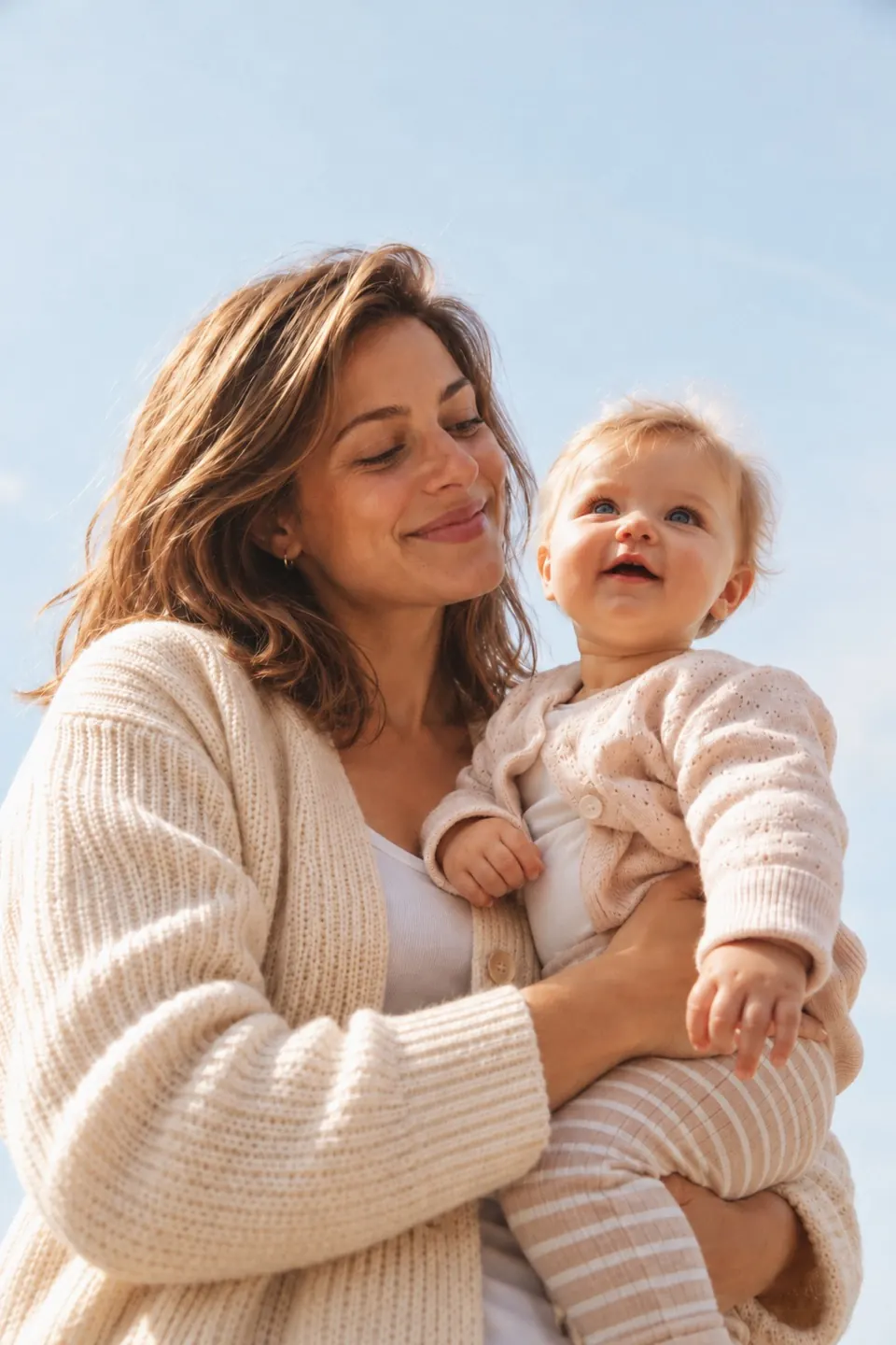 Vertrauter Familienmoment mit Baby auf dem Arm