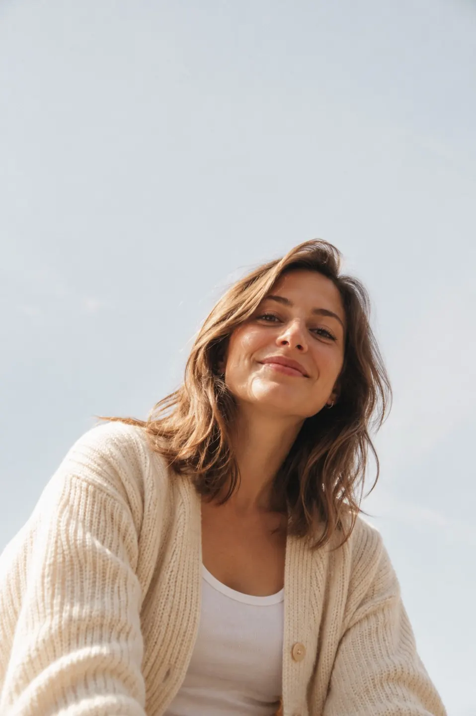 Lässiges Frauenportrait vor hellem Himmel